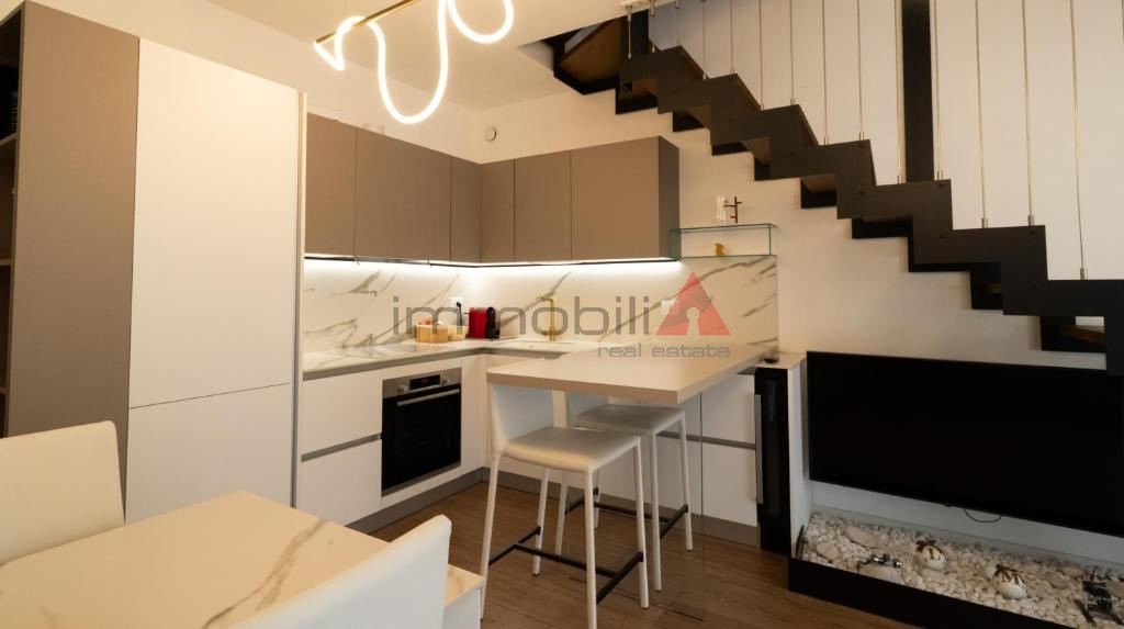 Stupendo Trilocale con Terrazzo in Parquet – Zona Stazione/Centro