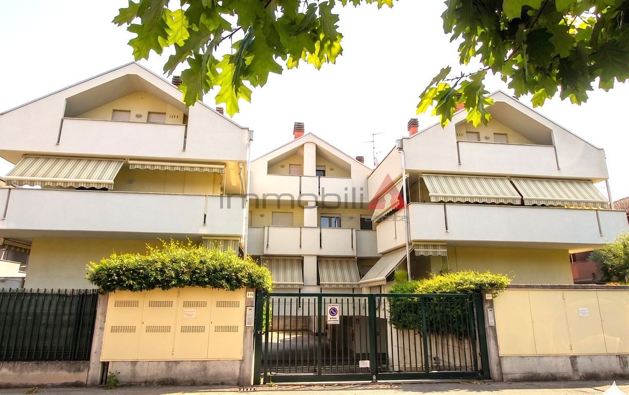 Carugate - In affitto Mansarda di 3 locali  con box doppio - arredata