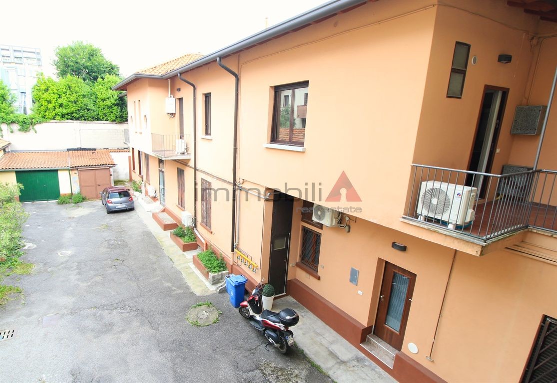 Monza ad.ze Policlinico - 2 locali arredato Euro 810,00