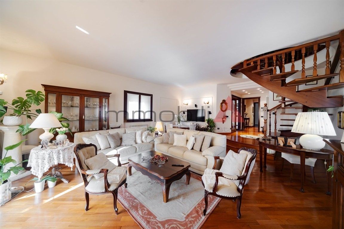 Attico di prestigio con terrazzo in villa  euro 675.000